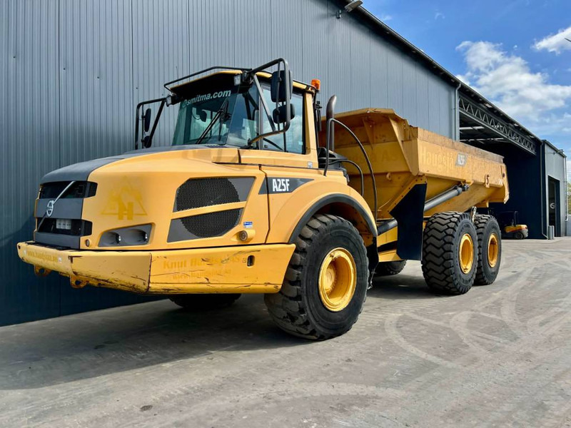 Csuklós dömper Volvo A25F: 1 kép.