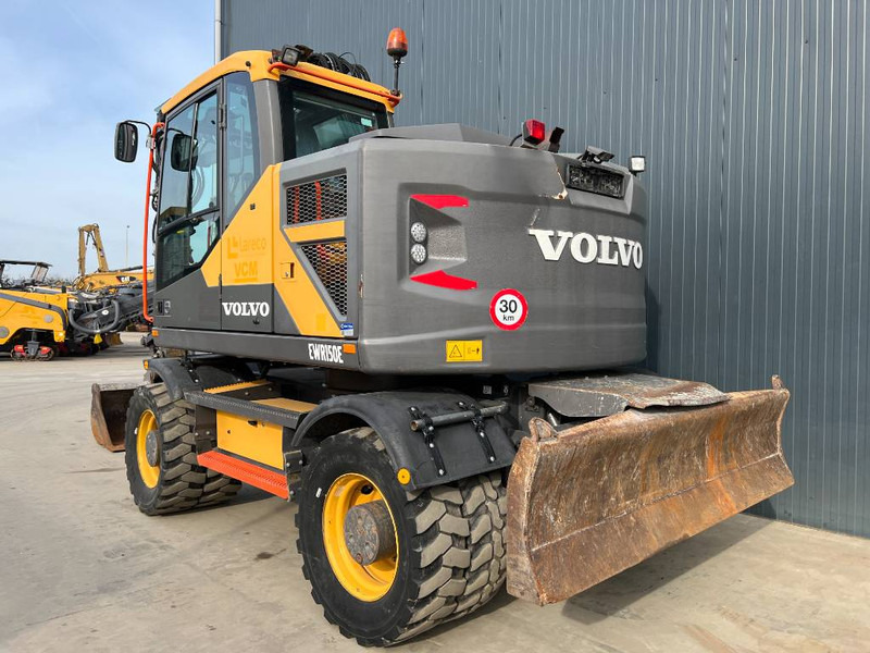 Volvo EWR150E - Gumikerekes kotró: 3 kép. Volvo EWR150E - Gumikerekes kotró: 3 kép.