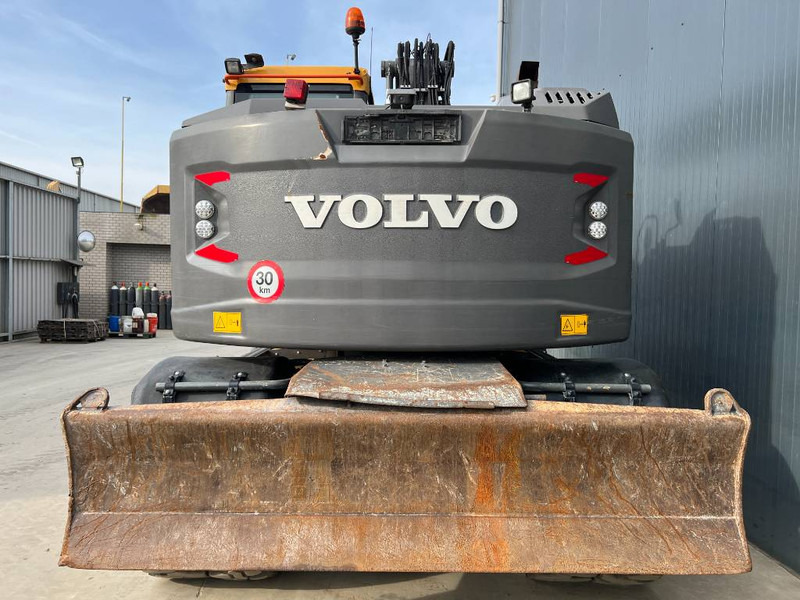 Volvo EWR150E - Gumikerekes kotró: 4 kép. Volvo EWR150E - Gumikerekes kotró: 4 kép.