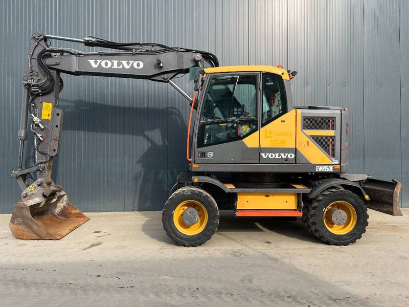 Volvo EWR150E - Gumikerekes kotró: 2 kép. Volvo EWR150E - Gumikerekes kotró: 2 kép.