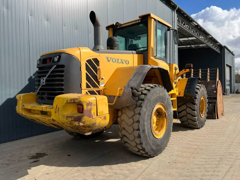 Volvo L120F - Gumikerekes homlokrakodó: 4 kép. Volvo L120F - Gumikerekes homlokrakodó: 4 kép.