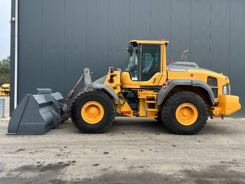Volvo L120H - 3rd Valve - Weight System - Gumikerekes homlokrakodó: 2 kép. Volvo L120H - 3rd Valve - Weight System - Gumikerekes homlokrakodó: 2 kép.