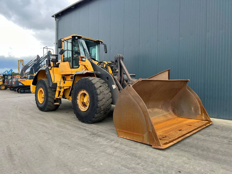 Volvo L180G - Gumikerekes homlokrakodó: 3 kép. Volvo L180G - Gumikerekes homlokrakodó: 3 kép.