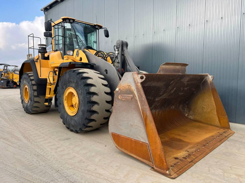 Volvo L220H - Gumikerekes homlokrakodó: 3 kép. Volvo L220H - Gumikerekes homlokrakodó: 3 kép.