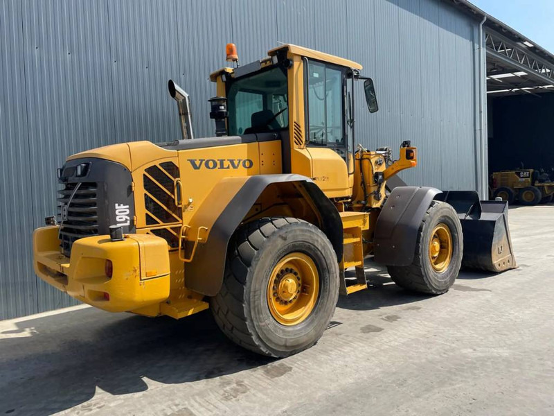 Volvo L90F - 3rd valve - Gumikerekes homlokrakodó: 4 kép. Volvo L90F - 3rd valve - Gumikerekes homlokrakodó: 4 kép.