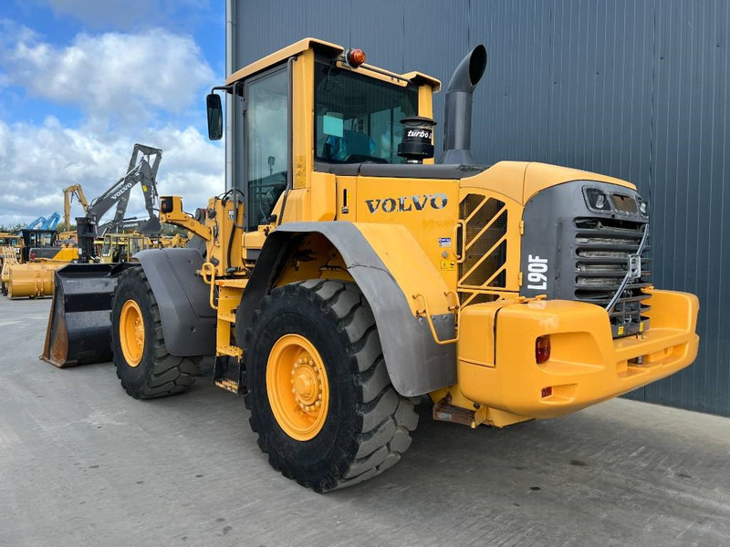 Volvo L90F - Gumikerekes homlokrakodó: 3 kép. Volvo L90F - Gumikerekes homlokrakodó: 3 kép.