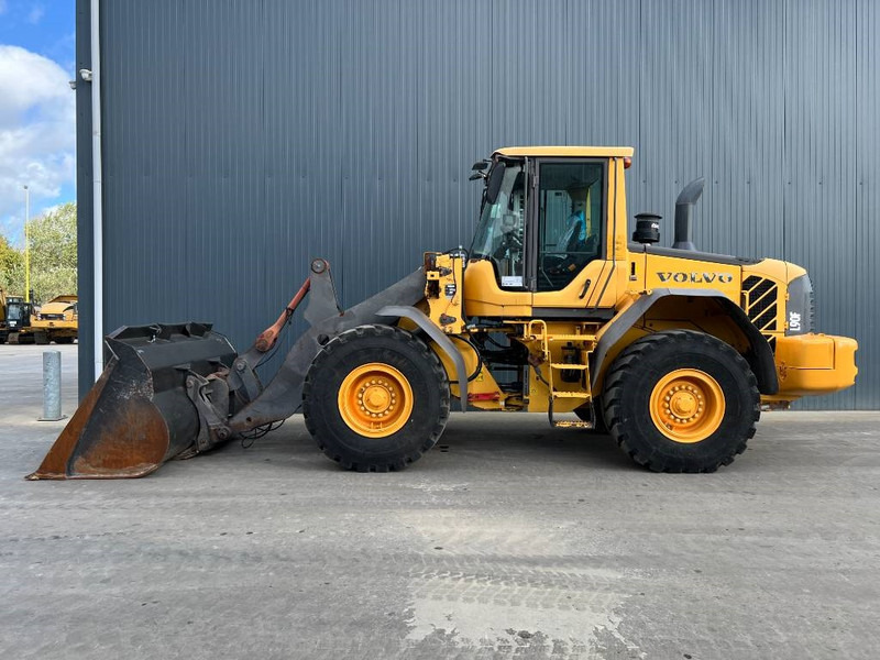 Volvo L90F - Gumikerekes homlokrakodó: 2 kép. Volvo L90F - Gumikerekes homlokrakodó: 2 kép.