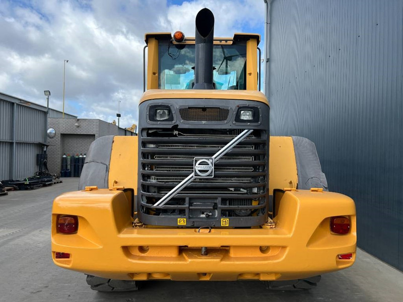 Volvo L90F - Gumikerekes homlokrakodó: 4 kép. Volvo L90F - Gumikerekes homlokrakodó: 4 kép.