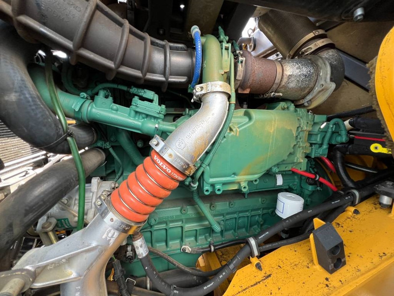 Volvo L90H - Gumikerekes homlokrakodó: 5 kép. Volvo L90H - Gumikerekes homlokrakodó: 5 kép.