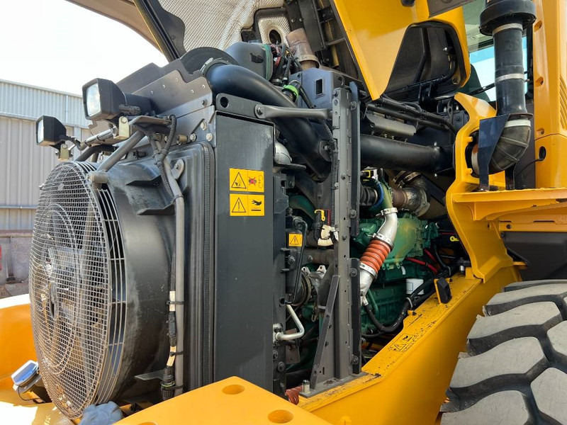 Volvo L90H - Gumikerekes homlokrakodó: 3 kép. Volvo L90H - Gumikerekes homlokrakodó: 3 kép.