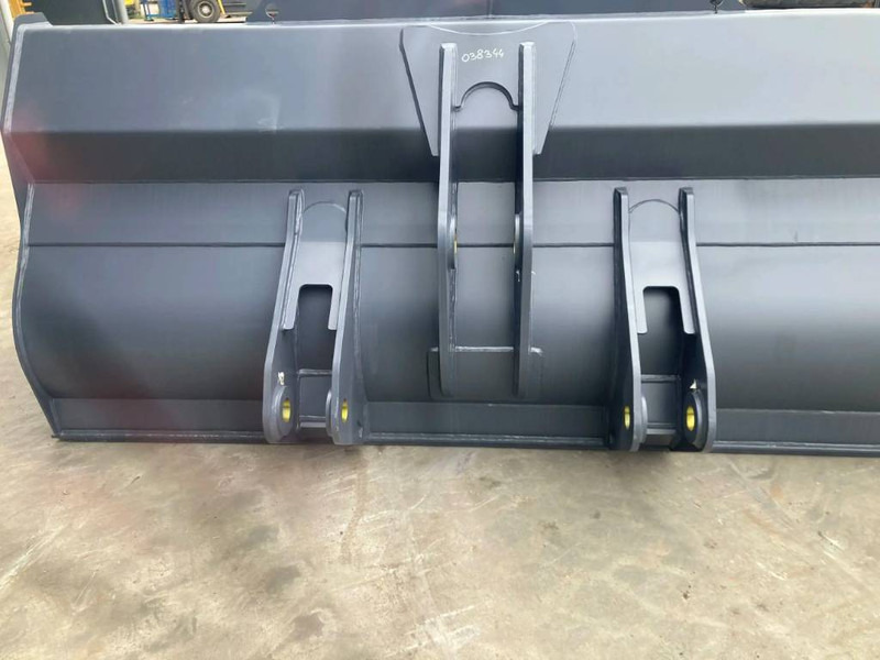Volvo L90H - Kanál - Építőipari gépek: 3 kép. Volvo L90H - Kanál - Építőipari gépek: 3 kép.