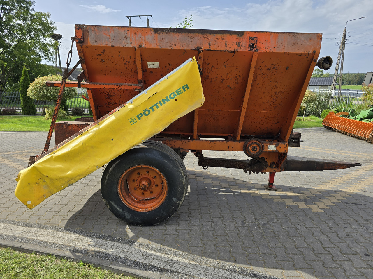 AMOS AGMT 5 ton - Műtrágyaszóró: 2 kép. AMOS AGMT 5 ton - Műtrágyaszóró: 2 kép.