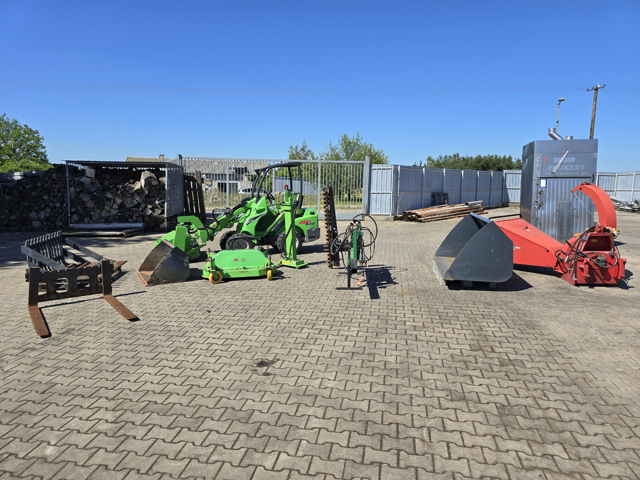 AVANT 423 - Mini homlokrakodó: 4 kép. AVANT 423 - Mini homlokrakodó: 4 kép.