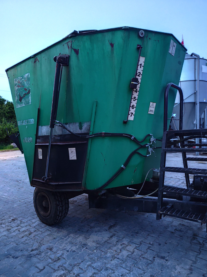 Auto-Agro T-011 - Etetőkocsi: 2 kép. Auto-Agro T-011 - Etetőkocsi: 2 kép.