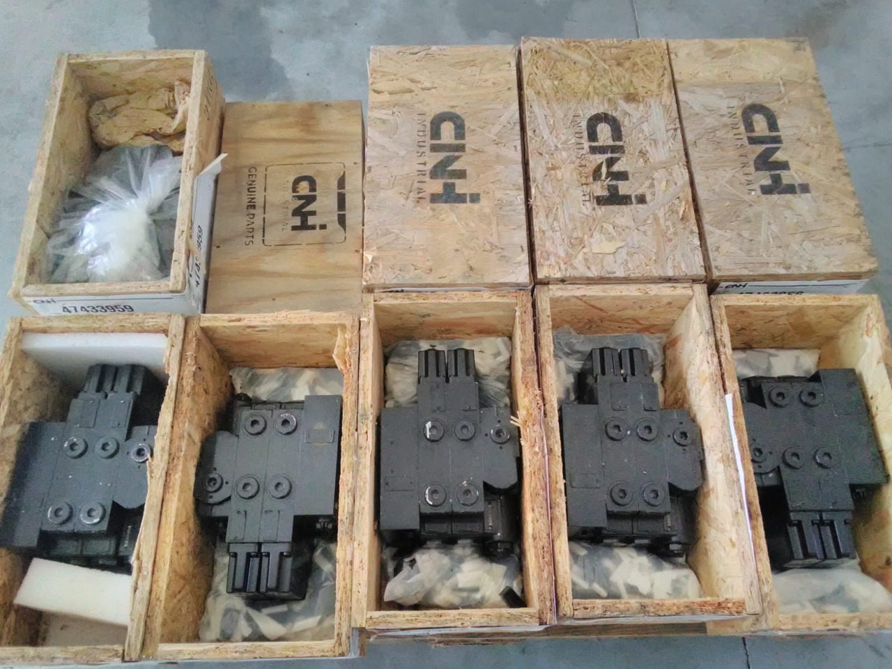 CNH 47433959 - Szelep - Mezőgazdasági gépek: 1 kép. CNH 47433959 - Szelep - Mezőgazdasági gépek: 1 kép.