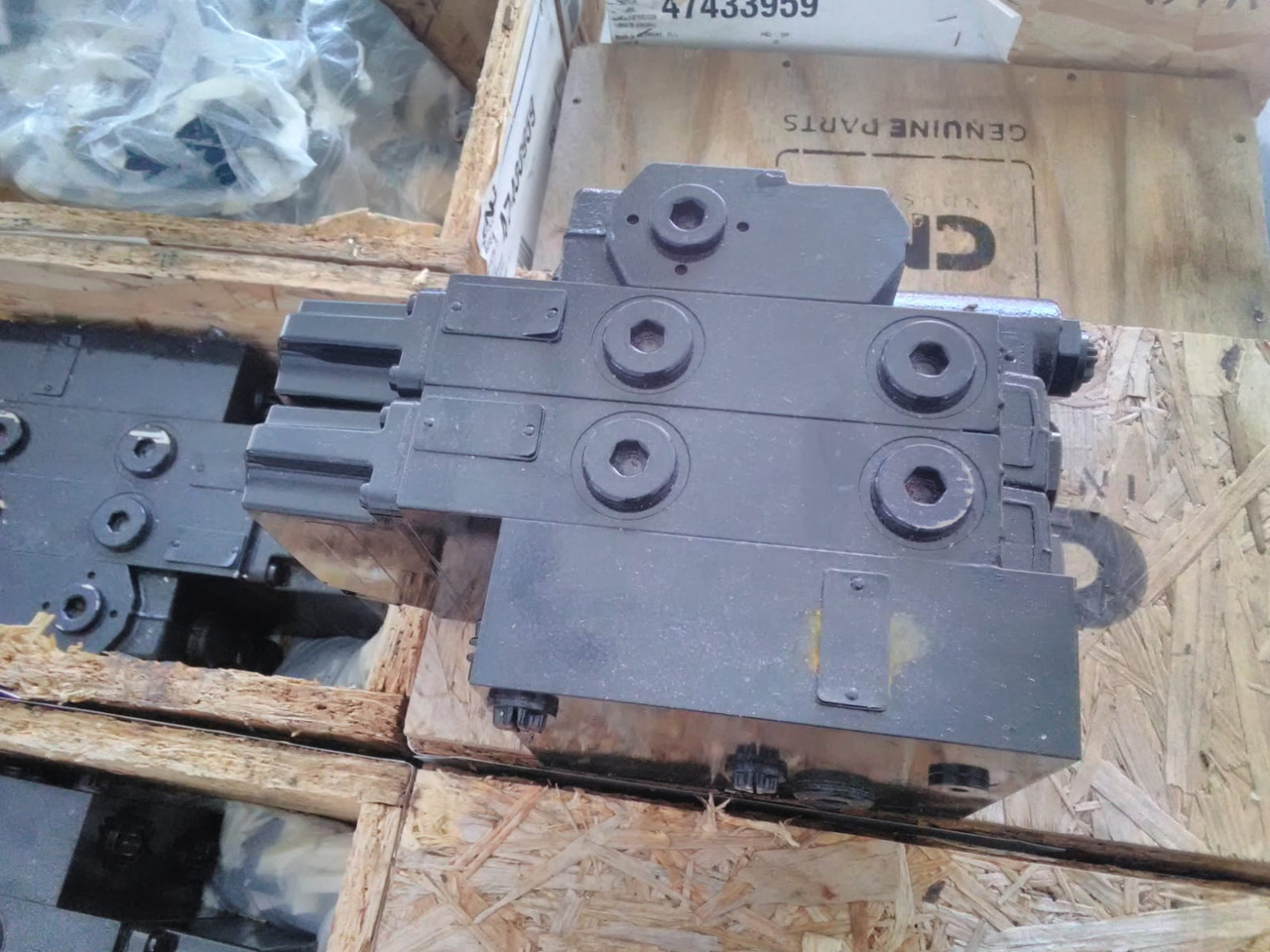 CNH 47433959 - Szelep - Mezőgazdasági gépek: 3 kép. CNH 47433959 - Szelep - Mezőgazdasági gépek: 3 kép.