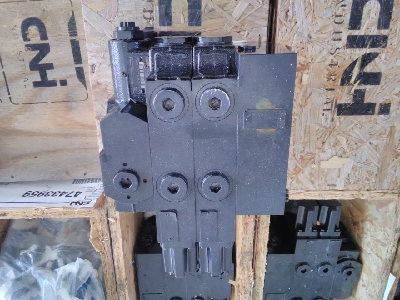 CNH 47433959 - Szelep - Mezőgazdasági gépek: 5 kép. CNH 47433959 - Szelep - Mezőgazdasági gépek: 5 kép.