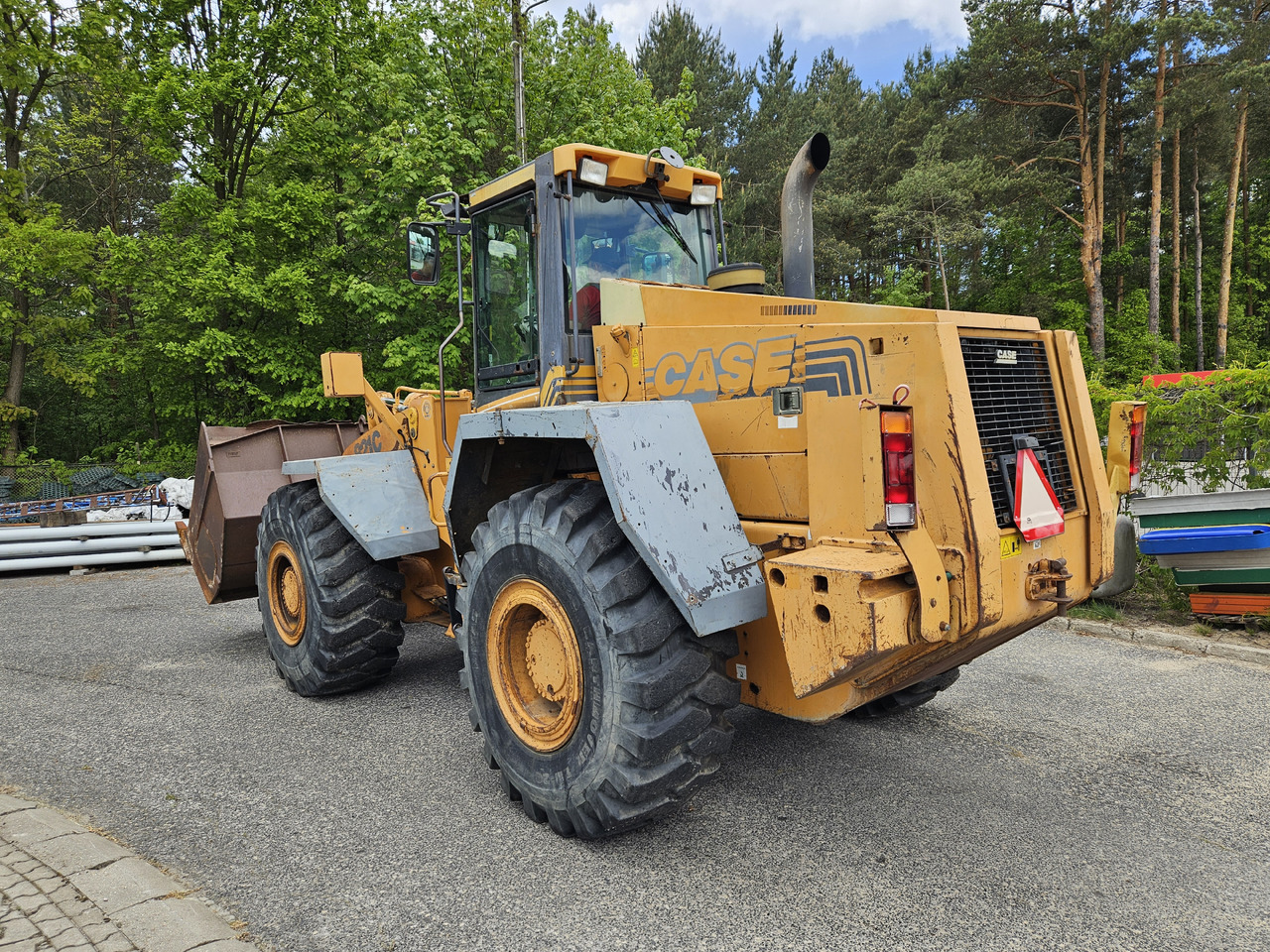 Case 821 C - Gumikerekes homlokrakodó: 5 kép. Case 821 C - Gumikerekes homlokrakodó: 5 kép.