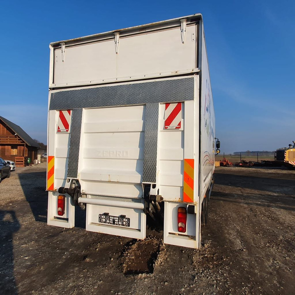 DAF CF 65.220 - Dobozos felépítményű teherautó: 4 kép. DAF CF 65.220 - Dobozos felépítményű teherautó: 4 kép.