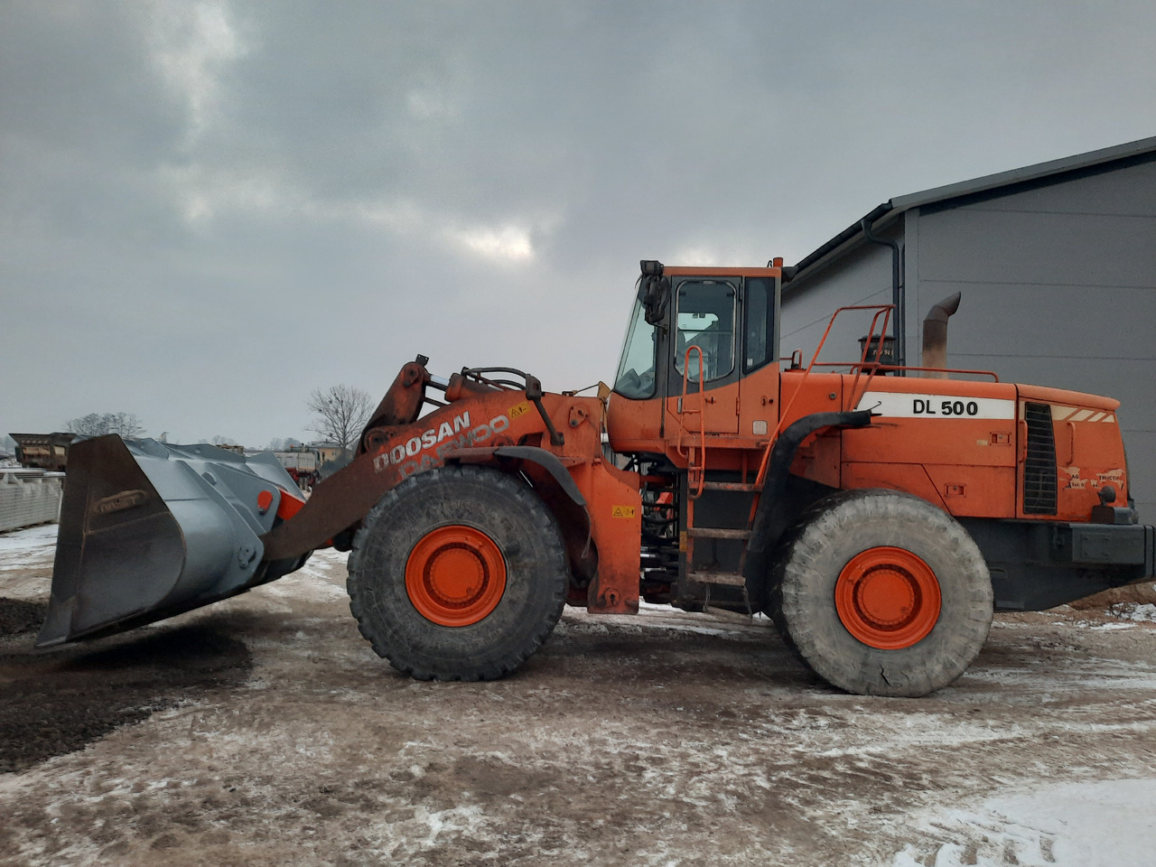 DOOSAN DL500 - Gumikerekes homlokrakodó: 3 kép. DOOSAN DL500 - Gumikerekes homlokrakodó: 3 kép.