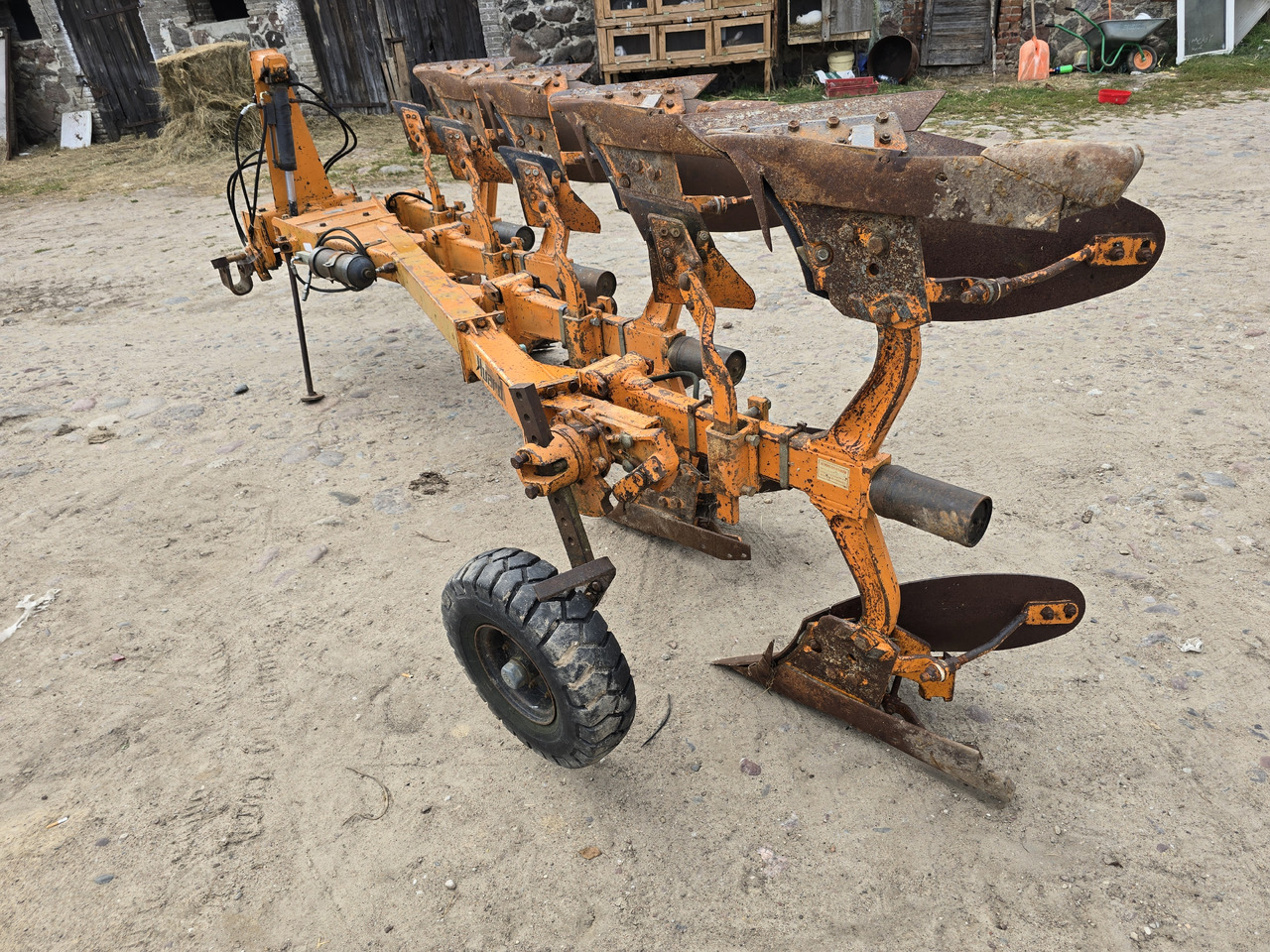 Huard 465 NSH na zabezpieczeniu hydraulicznym - Eke: 5 kép. Huard 465 NSH na zabezpieczeniu hydraulicznym - Eke: 5 kép.
