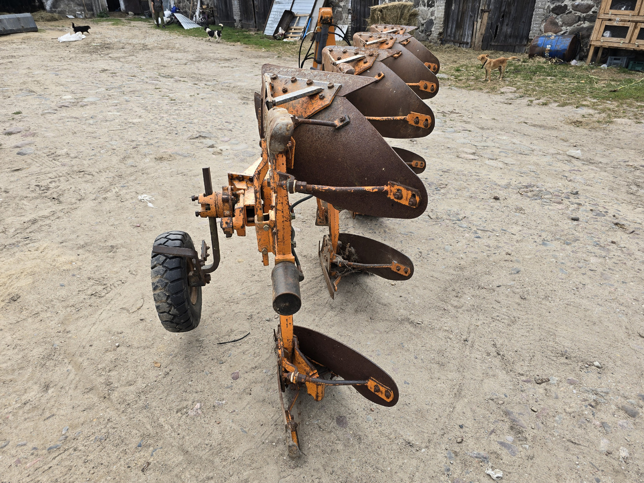 Huard 465 NSH na zabezpieczeniu hydraulicznym - Eke: 4 kép. Huard 465 NSH na zabezpieczeniu hydraulicznym - Eke: 4 kép.