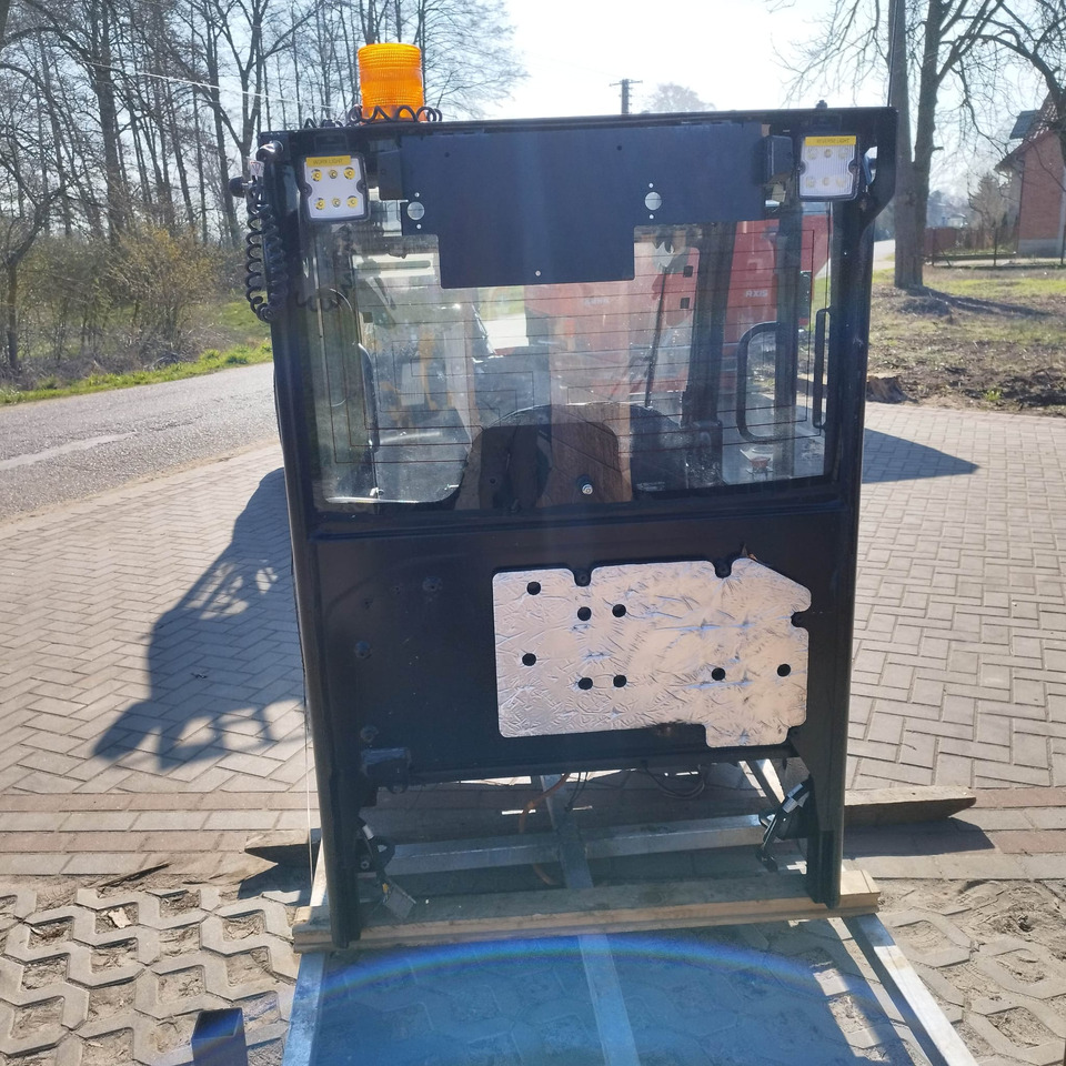 JCB 403 - Fülke - Építőipari gépek: 5 kép. JCB 403 - Fülke - Építőipari gépek: 5 kép.