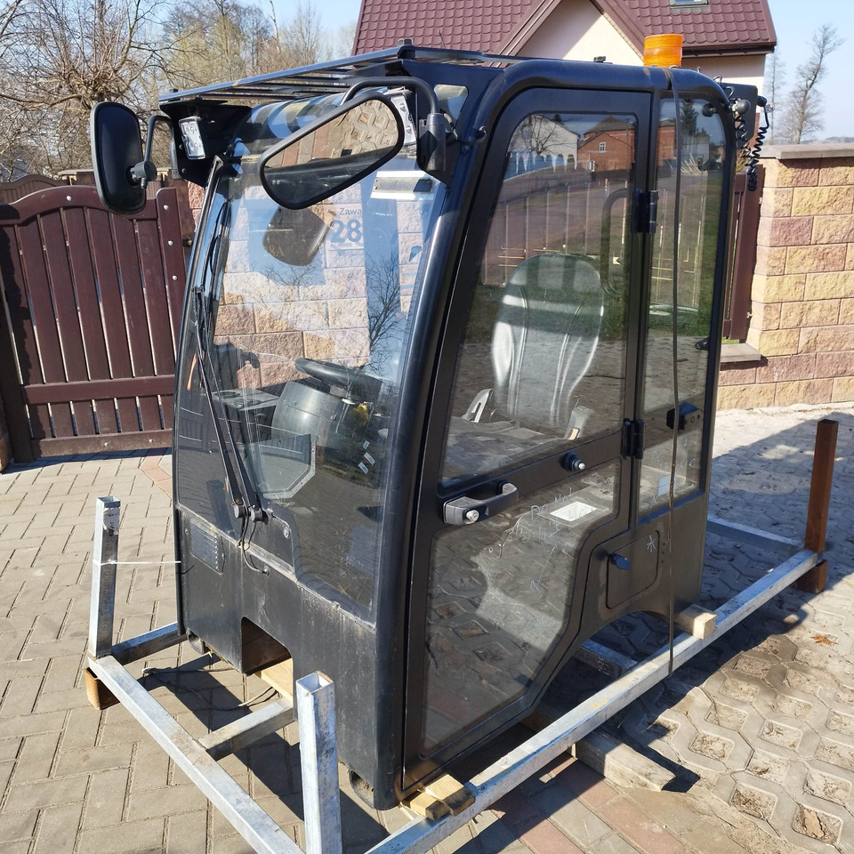 JCB 403 - Fülke - Építőipari gépek: 3 kép. JCB 403 - Fülke - Építőipari gépek: 3 kép.