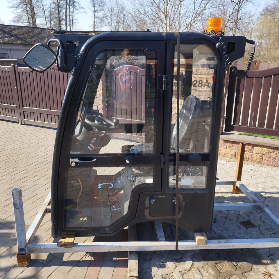 JCB 403 - Fülke - Rakodógép: 4 kép. JCB 403 - Fülke - Rakodógép: 4 kép.