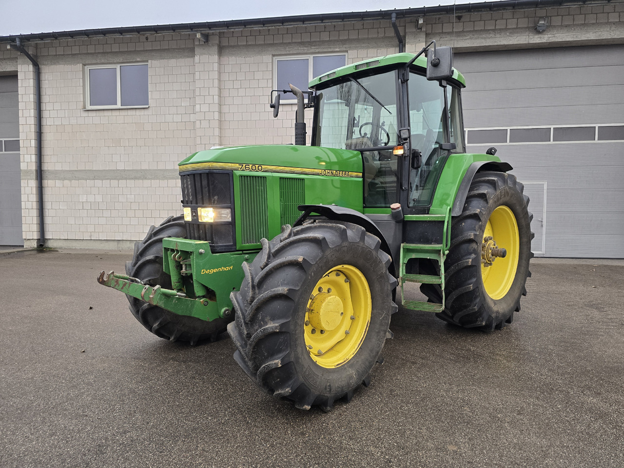 JOHN DEERE 7600 - Traktor: 4 kép. JOHN DEERE 7600 - Traktor: 4 kép.