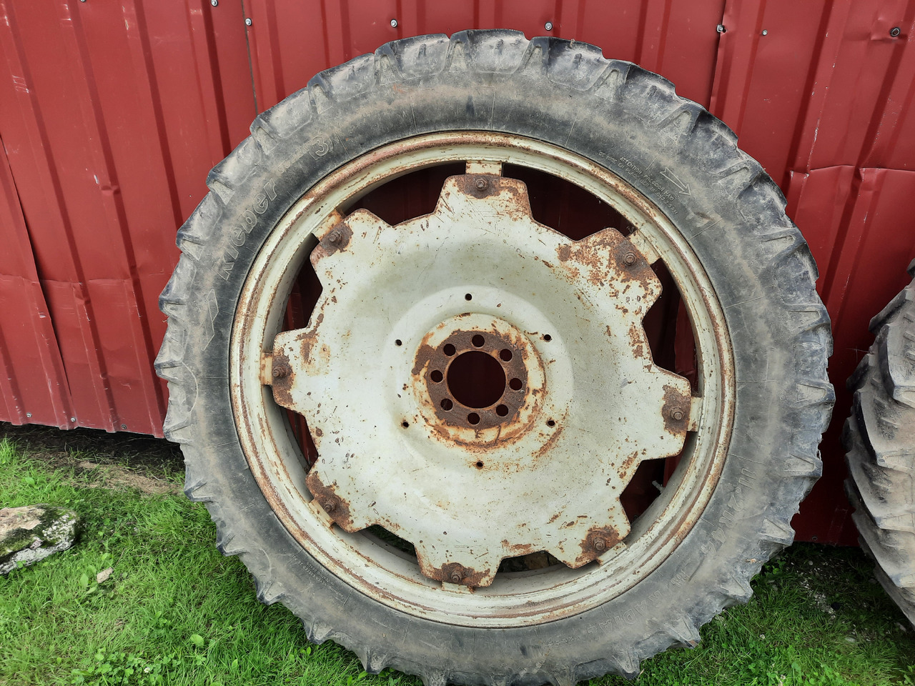 KLEBER Super 3 11.2 R44 - Komplett kerék - Mezőgazdasági gépek: 3 kép. KLEBER Super 3 11.2 R44 - Komplett kerék - Mezőgazdasági gépek: 3 kép.