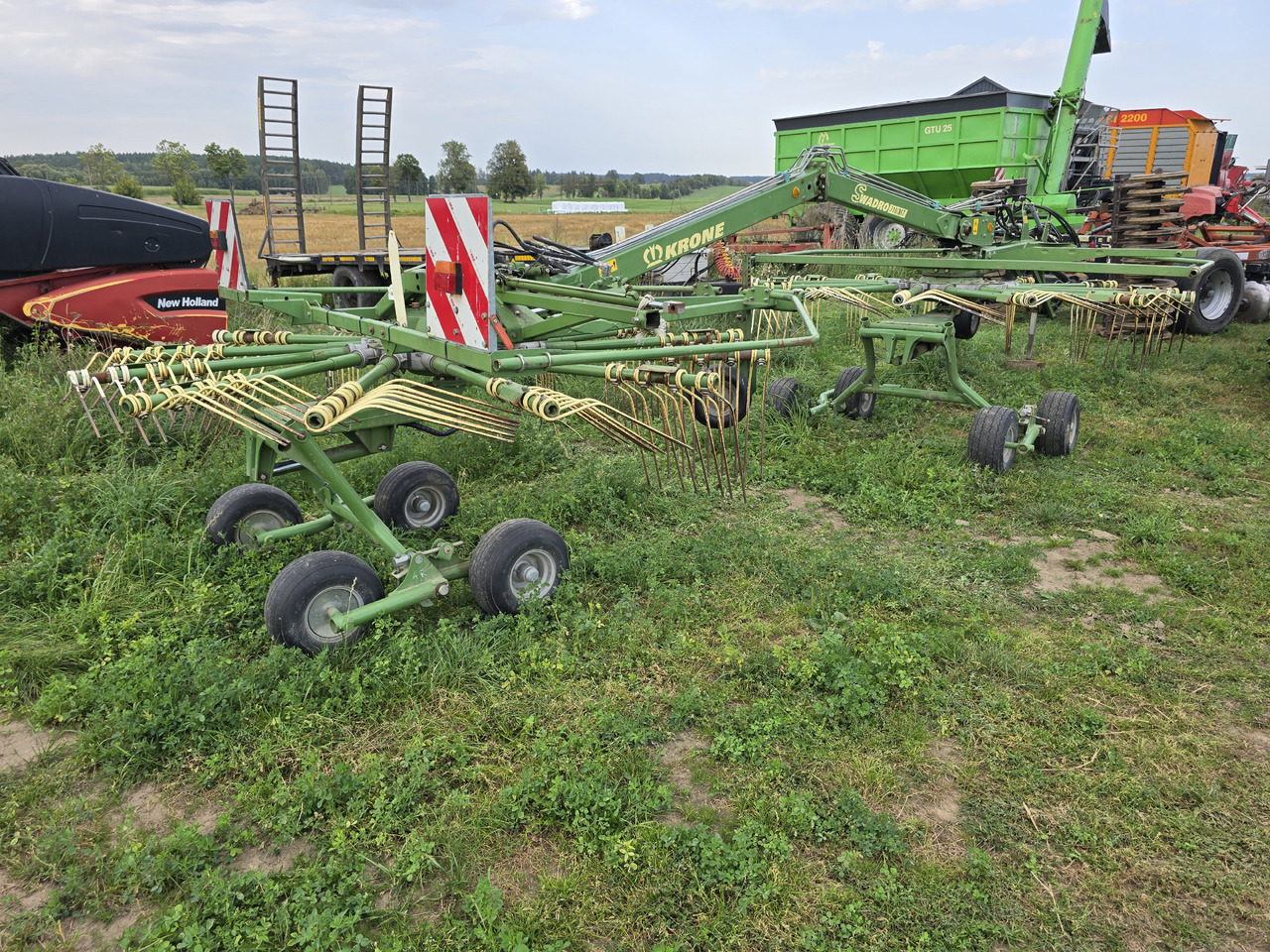KRONE Swadro 710/26T - Szénaforgató: 1 kép. KRONE Swadro 710/26T - Szénaforgató: 1 kép.