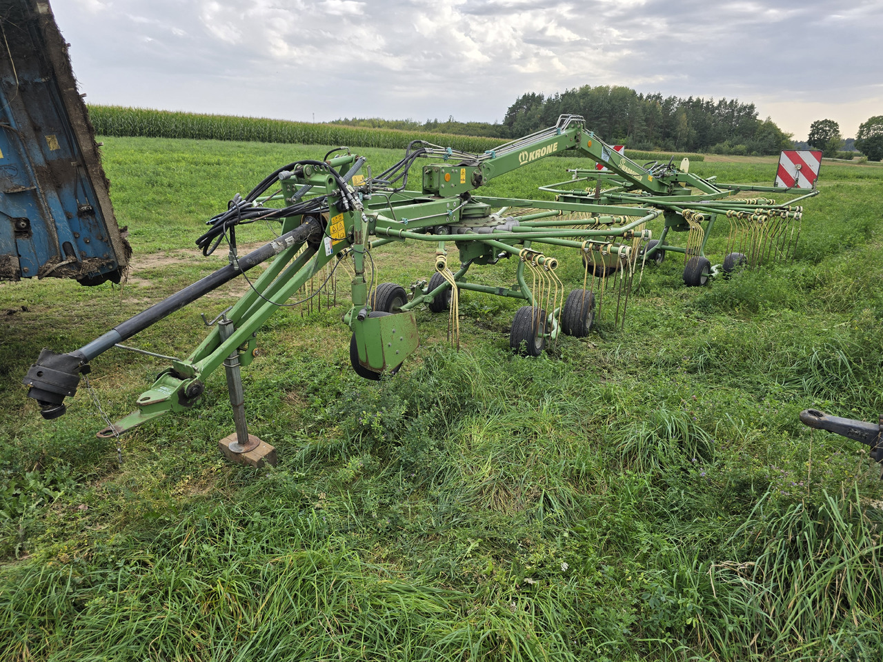 KRONE Swadro 710/26T - Szénaforgató: 2 kép. KRONE Swadro 710/26T - Szénaforgató: 2 kép.