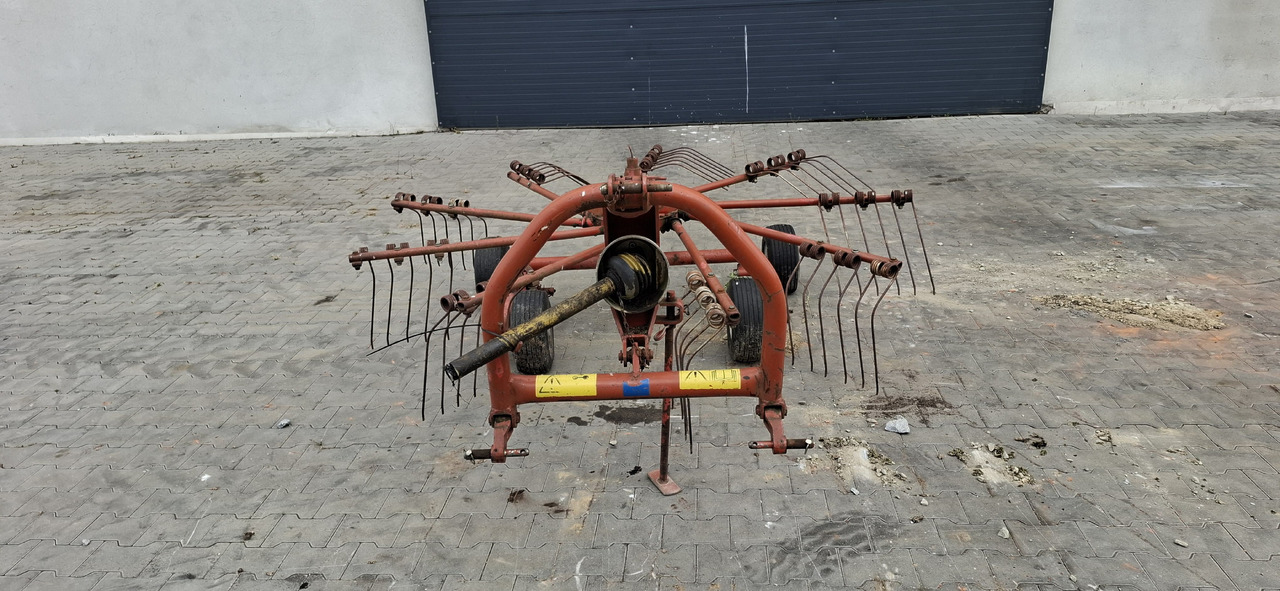 KUHN GA 300 GM - Szénaforgató: 1 kép. KUHN GA 300 GM - Szénaforgató: 1 kép.