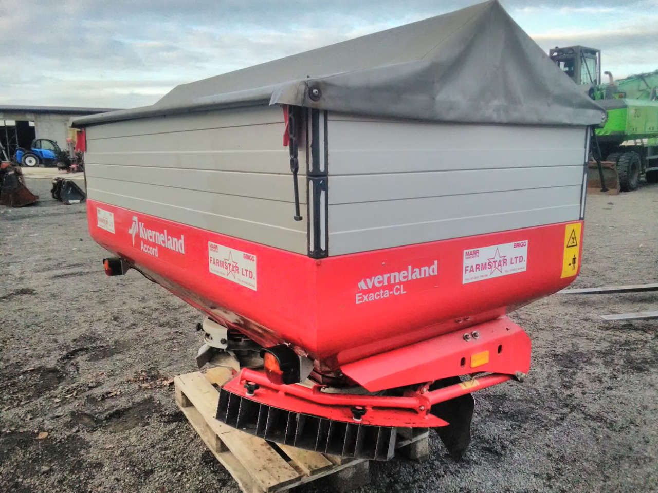 KVERNELAND EXACTA – CL - Műtrágyaszóró: 1 kép. KVERNELAND EXACTA – CL - Műtrágyaszóró: 1 kép.