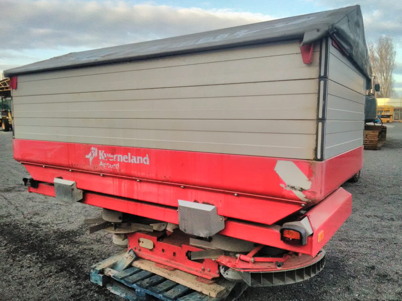 KVERNELAND EXACTA – TL - Műtrágyaszóró: 3 kép. KVERNELAND EXACTA – TL - Műtrágyaszóró: 3 kép.