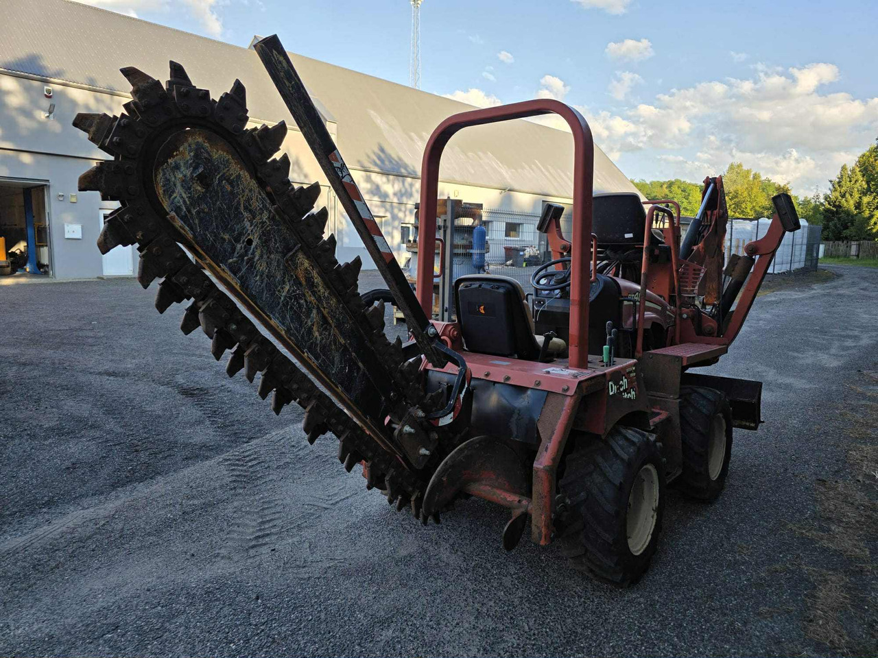Knikmops Ditch Witch rt40 - Árokásó: 3 kép. Knikmops Ditch Witch rt40 - Árokásó: 3 kép.
