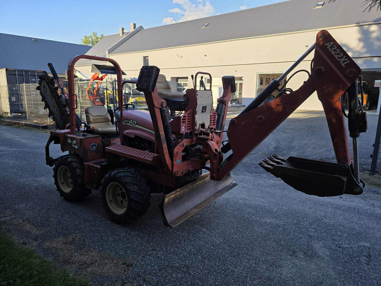Knikmops Ditch Witch rt40 - Árokásó: 5 kép. Knikmops Ditch Witch rt40 - Árokásó: 5 kép.