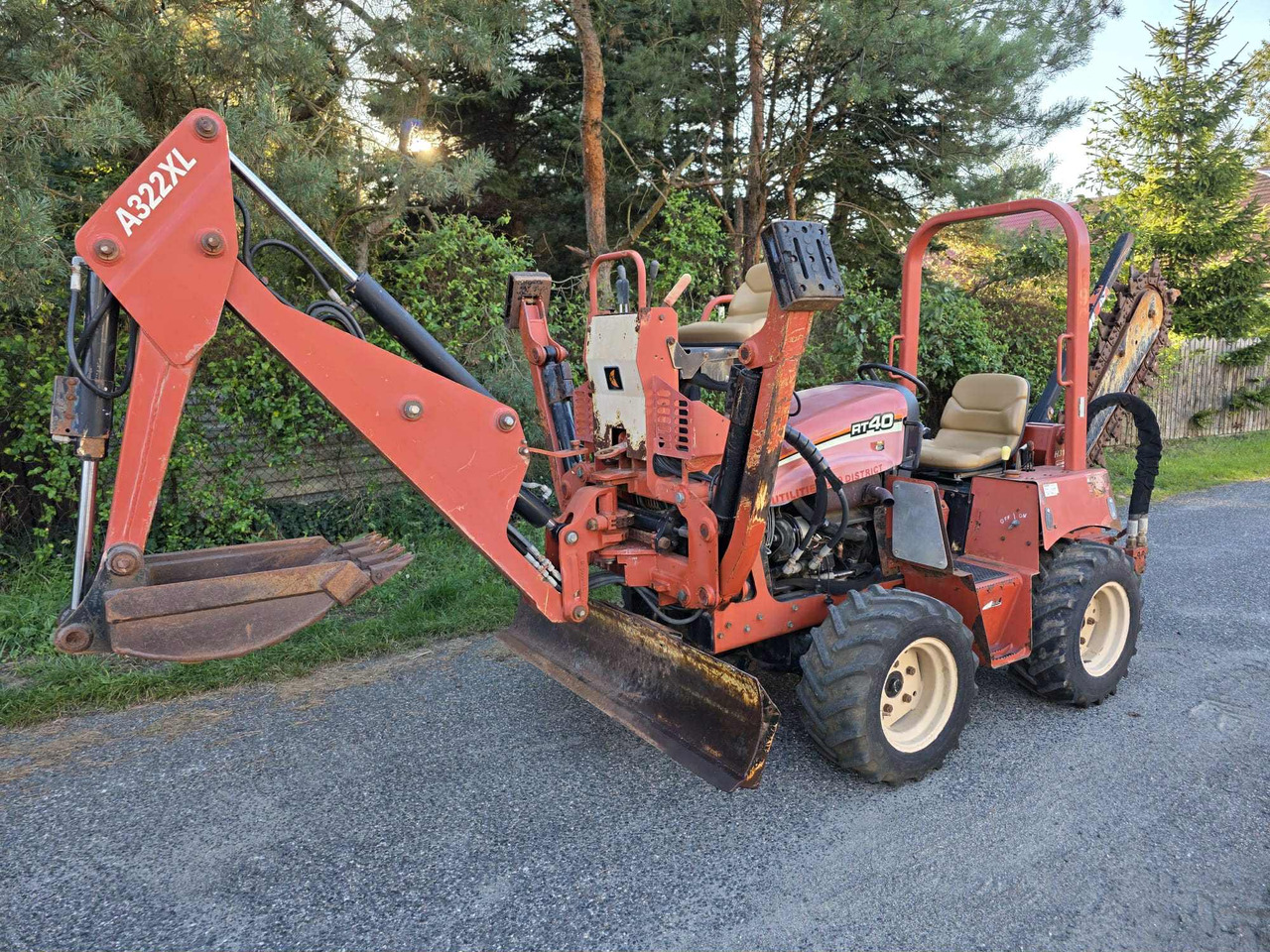 Knikmops Ditch Witch rt40 - Árokásó: 1 kép. Knikmops Ditch Witch rt40 - Árokásó: 1 kép.
