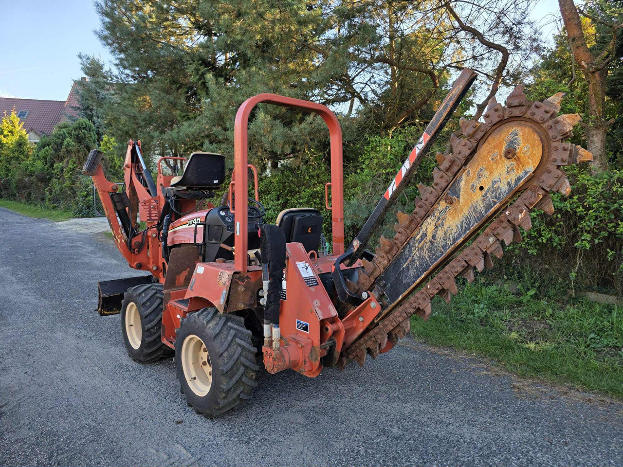 Knikmops Ditch Witch rt40 - Árokásó: 4 kép. Knikmops Ditch Witch rt40 - Árokásó: 4 kép.