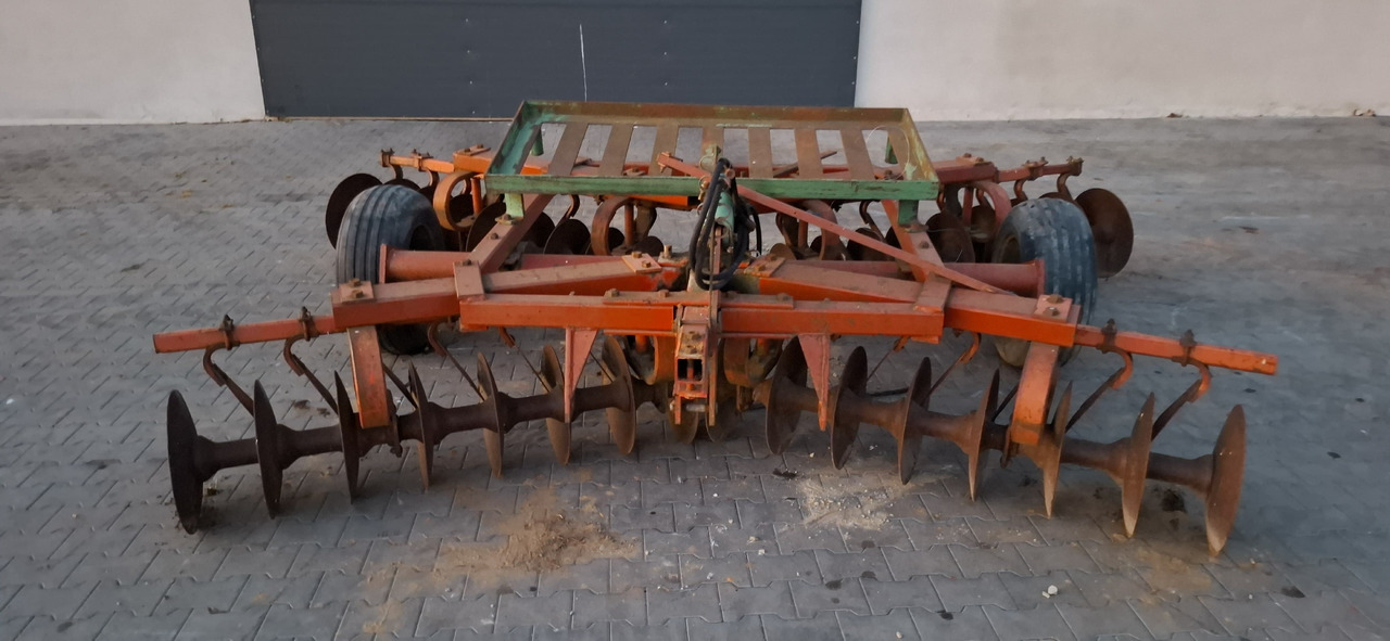 Kverneland 4 m - Tárcsás borona: 1 kép. Kverneland 4 m - Tárcsás borona: 1 kép.