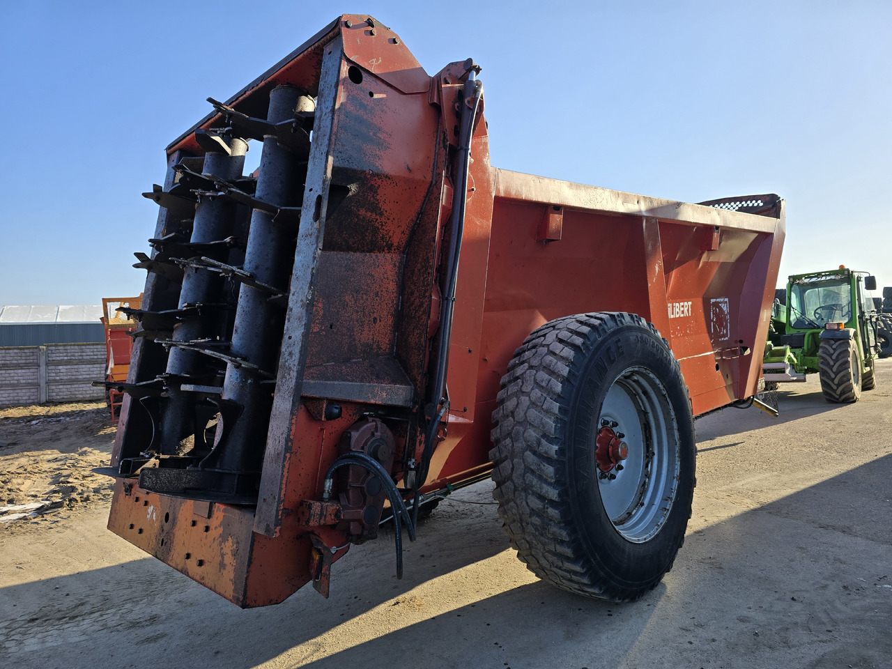 - Szervestrágyaszóró: 5 kép. - Szervestrágyaszóró: 5 kép.