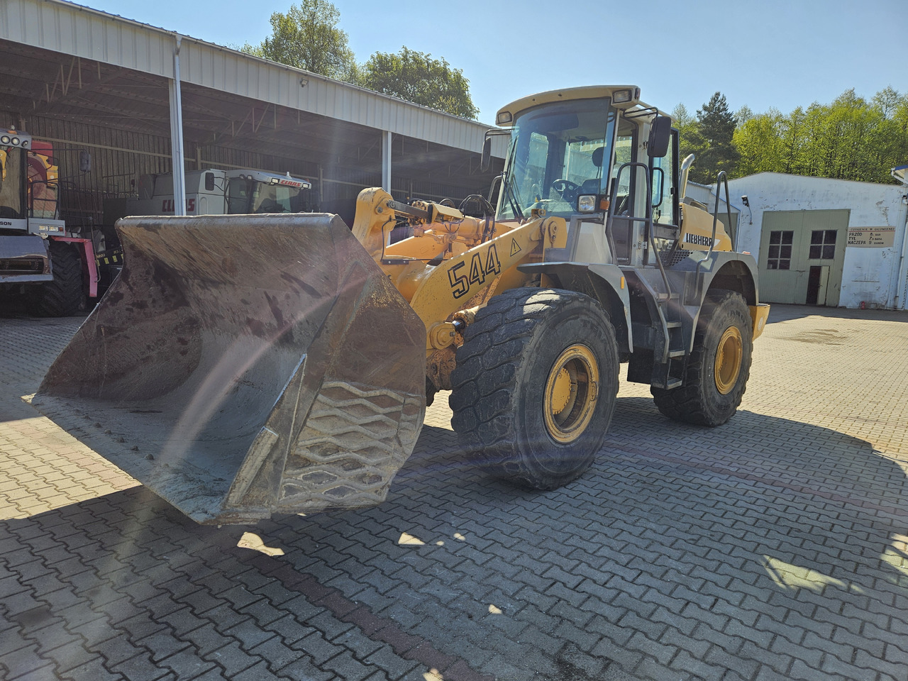 Liebherr L544 - Gumikerekes homlokrakodó: 3 kép. Liebherr L544 - Gumikerekes homlokrakodó: 3 kép.