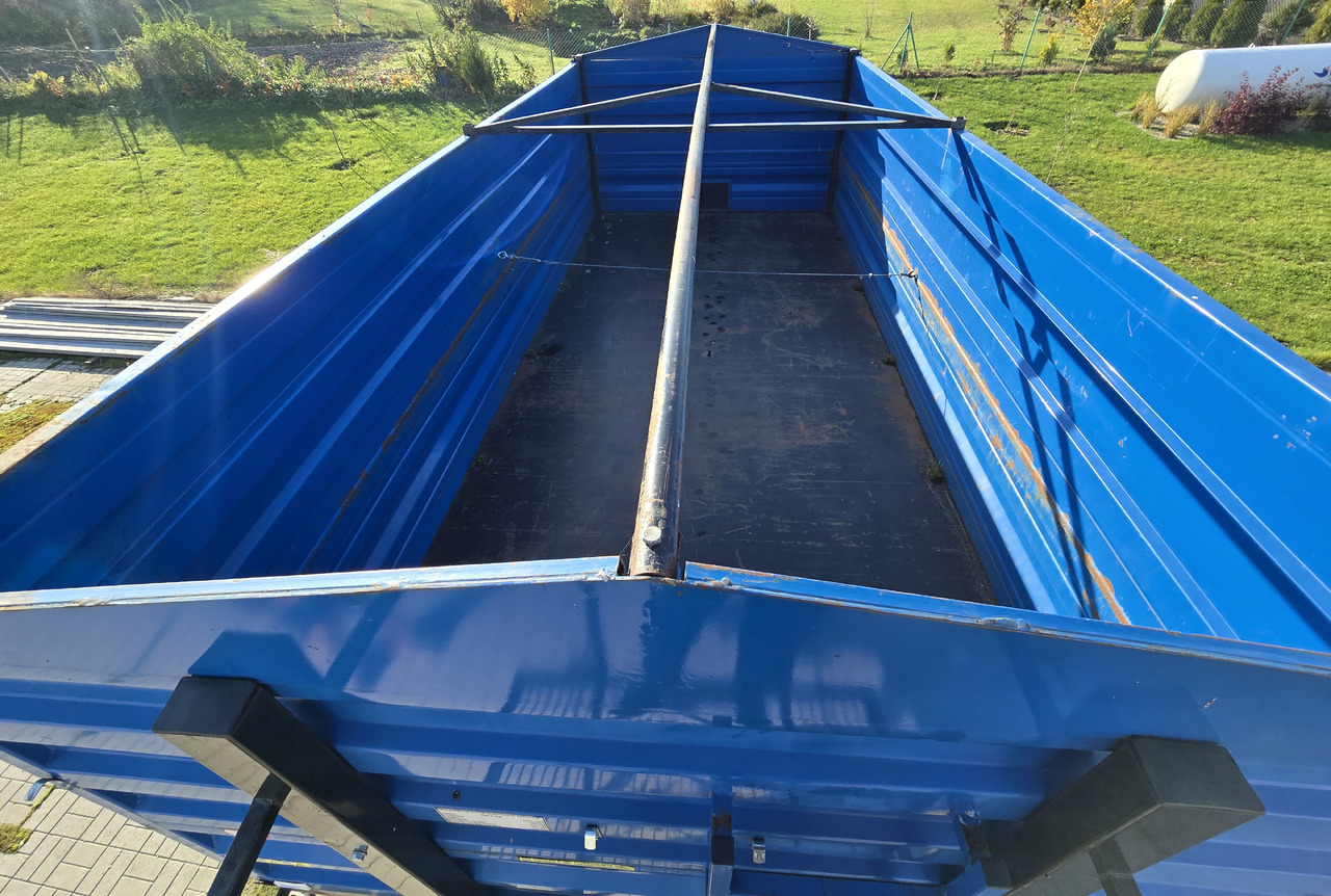 PANAV PS2.17 - Mezőgazdasági billenőpótkocsi: 2 kép. PANAV PS2.17 - Mezőgazdasági billenőpótkocsi: 2 kép.