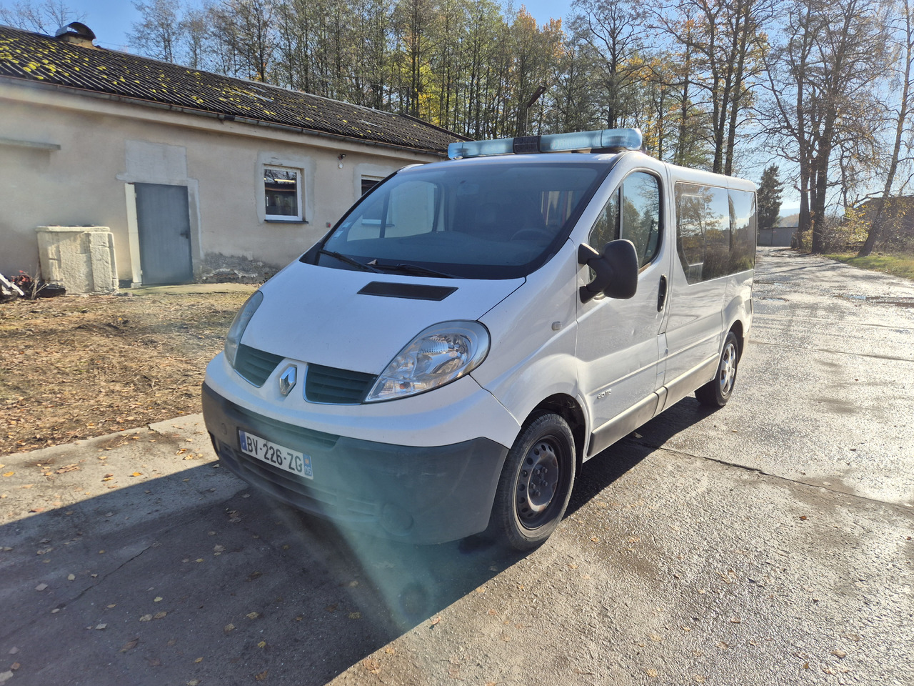 RENAULT Trafic 2.0 dCi 115 KM - Mentőautó: 3 kép. RENAULT Trafic 2.0 dCi 115 KM - Mentőautó: 3 kép.