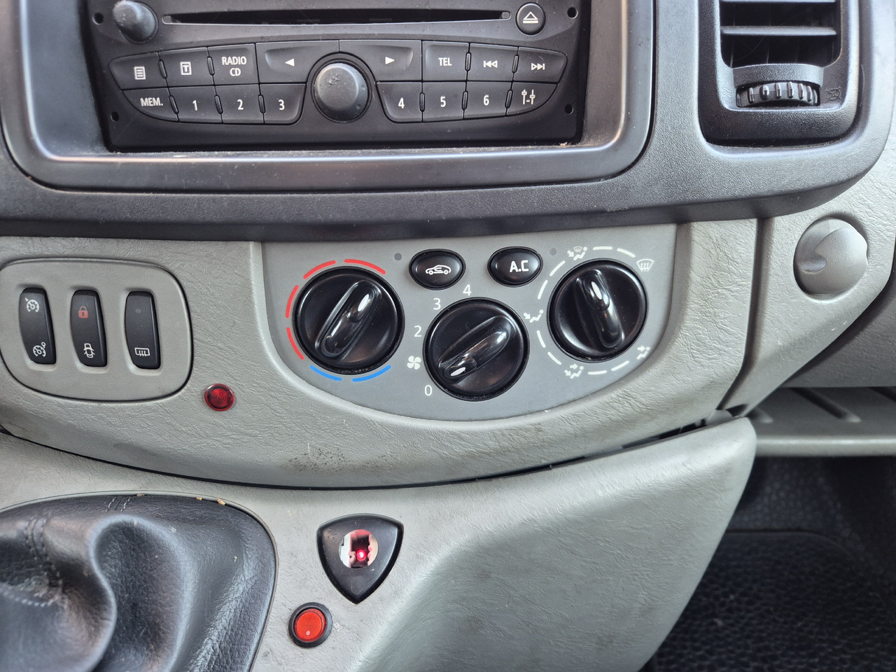 RENAULT Trafic 2.0 dCi 115 KM - Mentőautó: 4 kép. RENAULT Trafic 2.0 dCi 115 KM - Mentőautó: 4 kép.