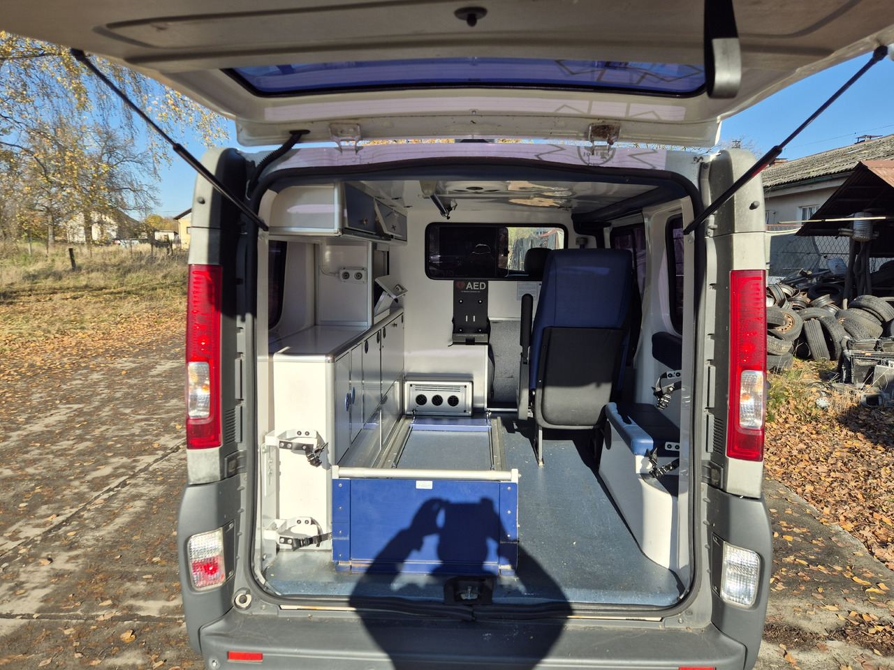 RENAULT Trafic 2.0 dCi 115 KM - Mentőautó: 5 kép. RENAULT Trafic 2.0 dCi 115 KM - Mentőautó: 5 kép.