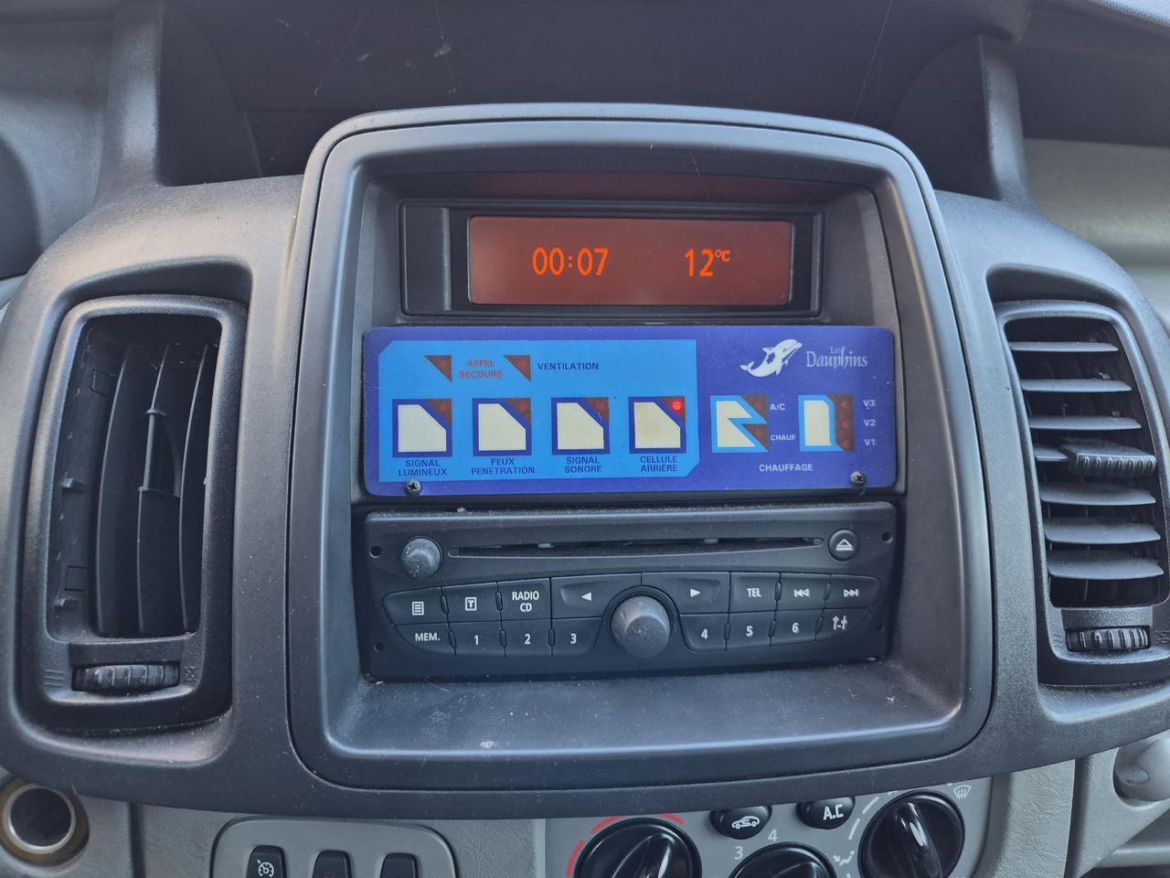 RENAULT Trafic 2.0 dCi 115 KM - Mentőautó: 3 kép. RENAULT Trafic 2.0 dCi 115 KM - Mentőautó: 3 kép.