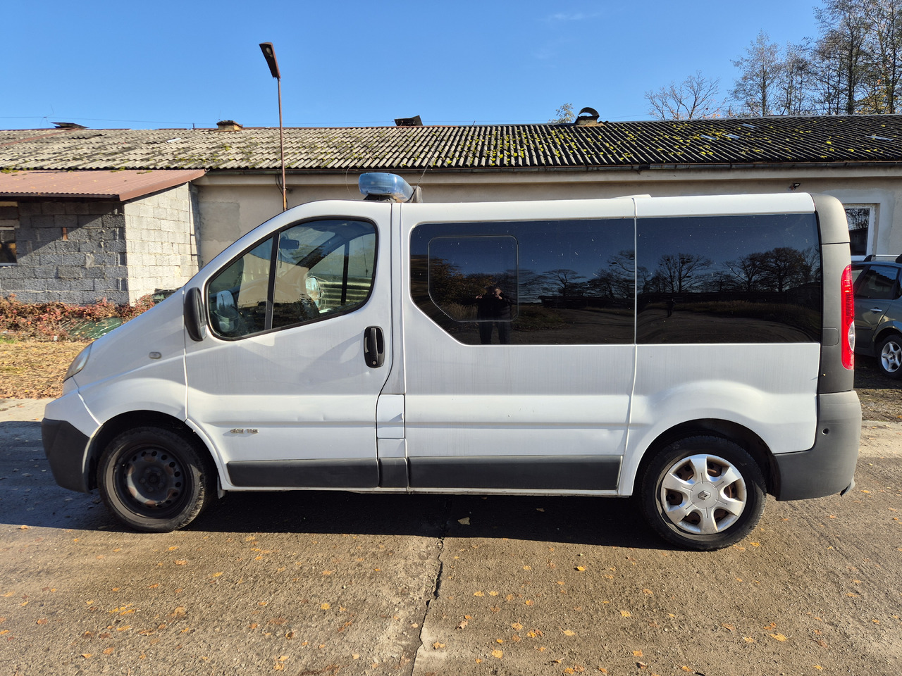 RENAULT Trafic 2.0 dCi 115 KM - Mentőautó: 2 kép. RENAULT Trafic 2.0 dCi 115 KM - Mentőautó: 2 kép.