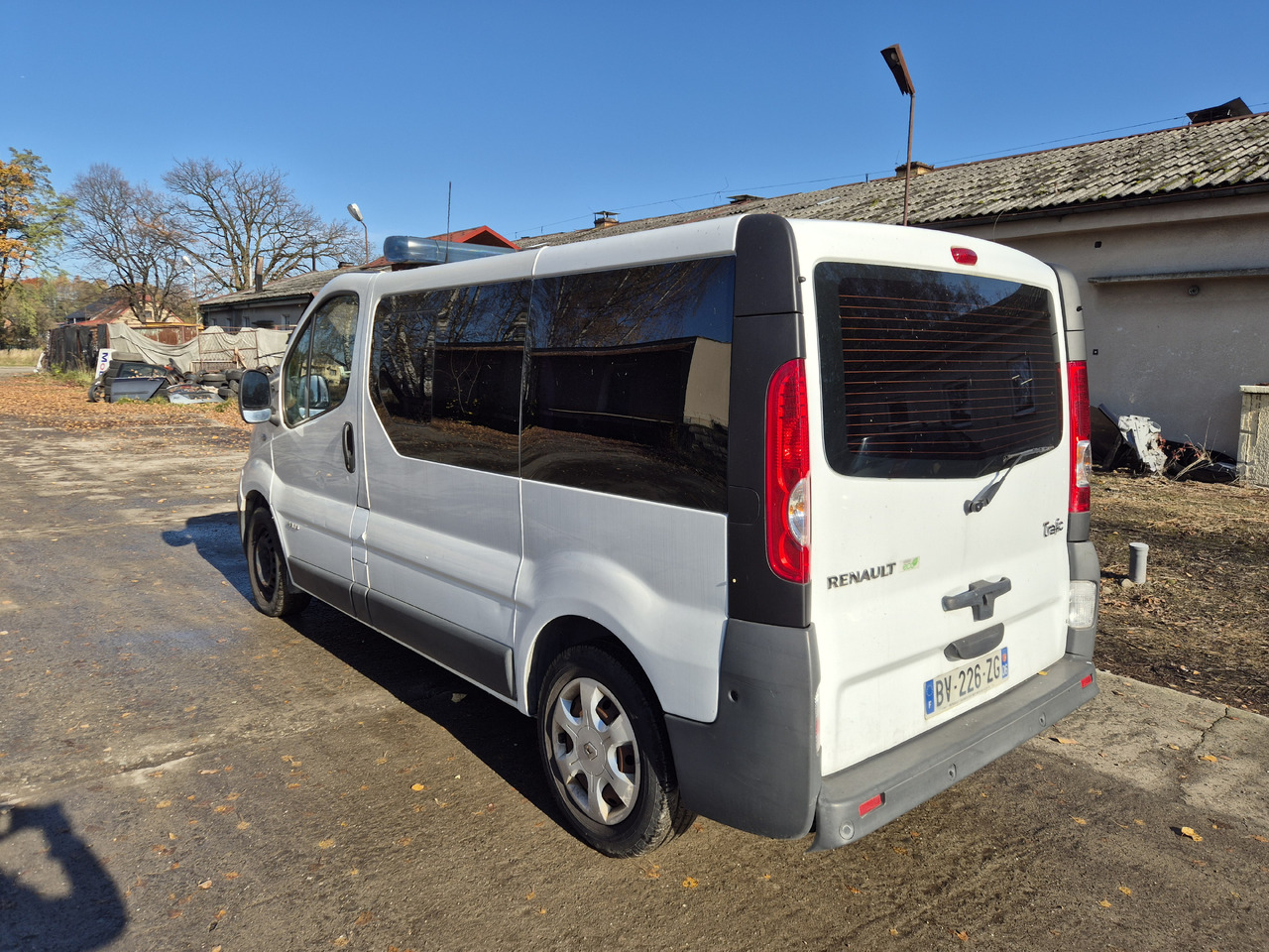 RENAULT Trafic 2.0 dCi 115 KM - Mentőautó: 5 kép. RENAULT Trafic 2.0 dCi 115 KM - Mentőautó: 5 kép.